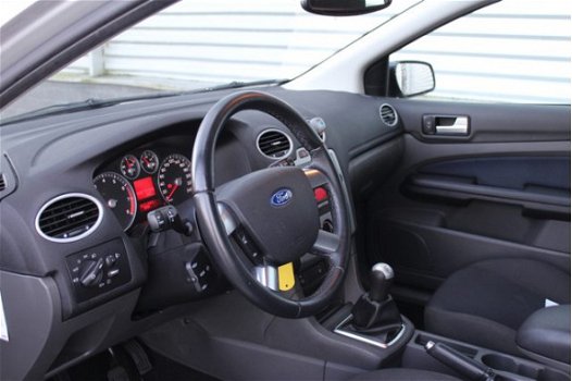 Ford Focus Wagon - 1.6-16V Futura | Airco | Nieuwe APK | Autom. verlichting | Voorruitverw. | - 1
