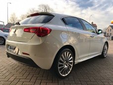 Alfa Romeo Giulietta - 1.4 T Distinctive Xenon / Led / Pdc / Leder / Cruise ctr / Climate ctr / Lmv