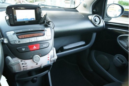 Toyota Aygo - 1.0-12V Comfort Navigator 5 DRS Airco Navi BTW AUTO - 1