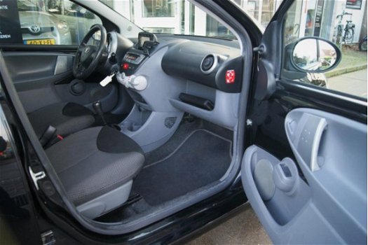 Toyota Aygo - 1.0-12V Comfort Navigator 5 DRS Airco Navi BTW AUTO - 1