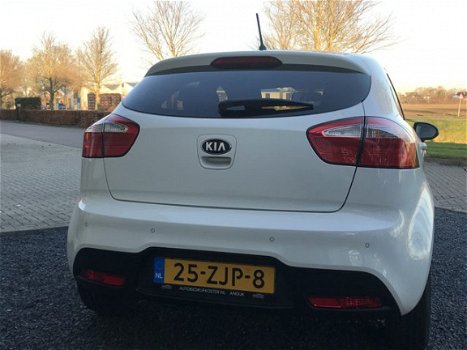 Kia Rio - 1.2 CVVT Design Edition KIA RIO 1.2 I 5DRS 2012 Wit Ledverlichting parkeer sensoren - 1