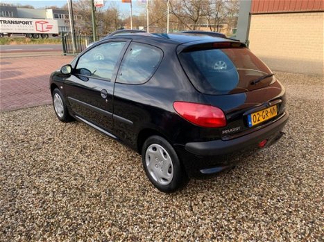 Peugeot 206 - 1.1 XR Benzine 3 Drs Nw Apk keuring Luxe uitvoering Rijdt en schakelt perfect - 1