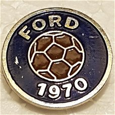 SP0002 Speldje Ford (met voetbal) 1970 blauw