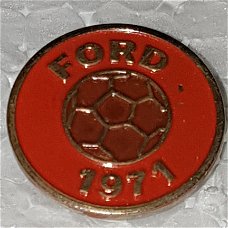SP0009 Speldje Ford (met voetbal) 1971 oranje
