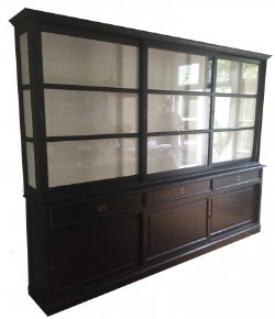 Grote vitrinekast zwart 300cm breed zijkanten glas witte binnenkant