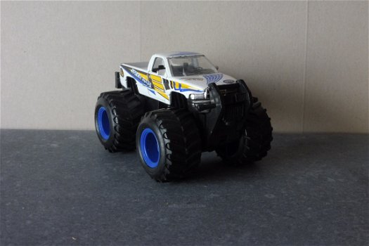 1:43 Maisto Dodge Ram Monstertruck, pull-back , licht bespeeld ! - 0