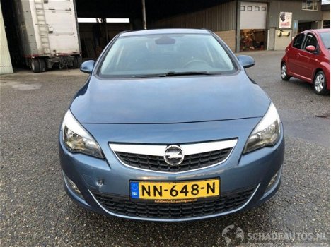 Opel Astra - 1.6 cdti 110pk 6-bak design edition 5drs - navi - clima - cruise control - pdc v + a - - 1