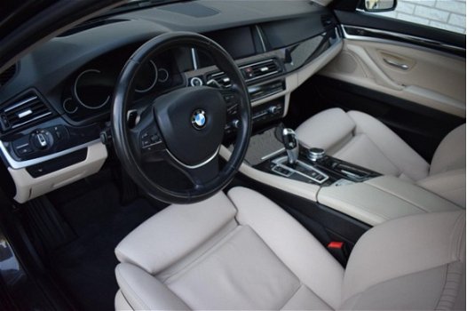 BMW 5-serie - 520d High Executive 190PK AUT8 DIGITALE COCKPIT/XENON/HEAD-up/19