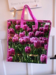 Stevige brocante boodsschappen tas met tulpen.