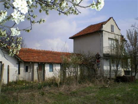 Een woning met 2 verdiepingen en tuin in de regio Yambol - 3