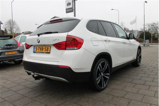 BMW X1 - sDrive18i EXEC, AUTOMAAT, NAVIGATIE, 19 INCH, TREKHAAK - 1