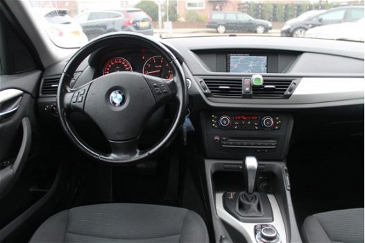 BMW X1 - sDrive18i EXEC, AUTOMAAT, NAVIGATIE, 19 INCH, TREKHAAK - 1