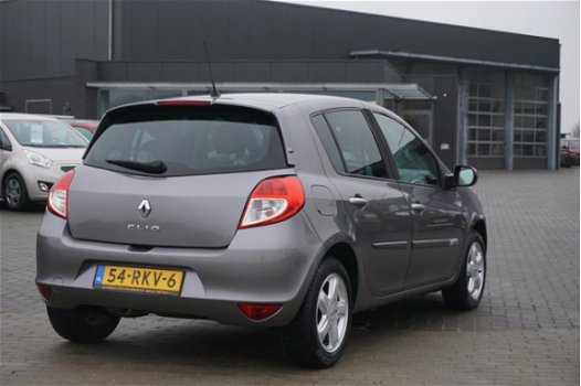 Renault Clio - 1.5 dCi Authentique 5-deurs AIRCO LM VELGEN EURO 5 - 1