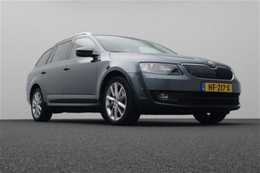 Skoda Octavia Combi - 1.6 TDI 110PK BUSINESSLINE XENON / NAVI / PANO - 1