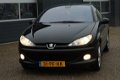 Peugeot 206 CC - 2.0-16V (136pk) Elek.Kap/ Elek.Ramen/ Vol-Leder/ C.V. Afstand/ 15''LMV/ Mistlamp./ - 1 - Thumbnail