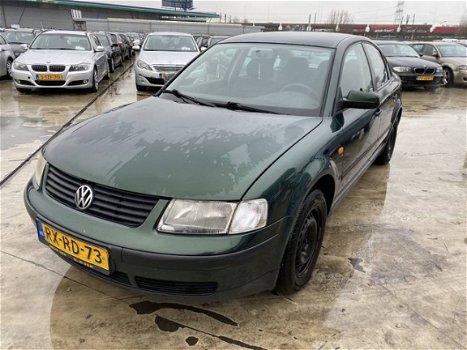 Volkswagen Passat - 1.6 Trendline - 1