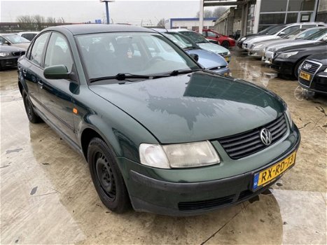 Volkswagen Passat - 1.6 Trendline - 1