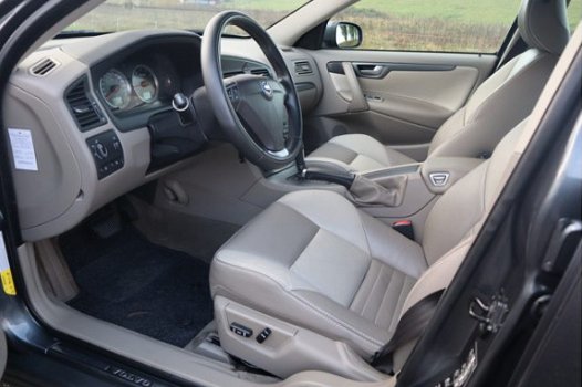 Volvo S60 - 2.4 Automaat Drivers Edition | Elektrisch verstelbare bestuurdersstoel | Parkeersensoren - 1