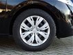 Peugeot 208 - 1.2 Automaat 82PK 5D Envy |Navi|Clima|Trekhaak - 1 - Thumbnail