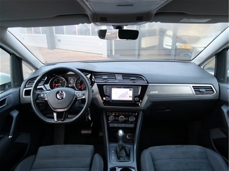 Volkswagen Touran - 1.6 TDI AUT. SCR Connected Series | navi | pdc | camera | trekhaak | - 1