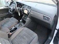 Volkswagen Touran - 1.6 TDI AUT. SCR Connected Series | navi | pdc | camera | trekhaak |