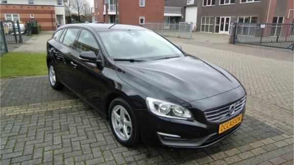 Volvo V60 - 2.0 D3 136 PK 5-Cilinder Stoelverw.Voorruitverw. Ecc-Airco Navi Lmv Pdc 6-Bak enz. GEEN - 1