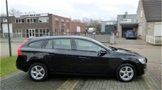 Volvo V60 - 2.0 D3 136 PK 5-Cilinder Stoelverw.Voorruitverw. Ecc-Airco Navi Lmv Pdc 6-Bak enz. GEEN