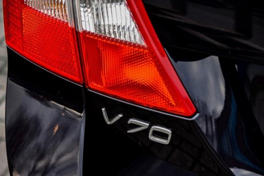 Volvo V70 - 2.0 R-Design Clima | Cruise | Leder | Parkeer sensoren | Roofrail - 1