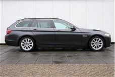 BMW 5-serie Touring - 520d High Exe | LUCHTVERING | NAVI | LEDER | HEAD-UP | SCHUIFDAK | CRUISE | CL