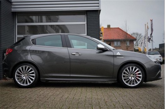 Alfa Romeo Giulietta - 1.7 TBi Quadrifoglio Verde 235PK-Leder-Schuifdak-Navigatie-LED-18''LMV - 1