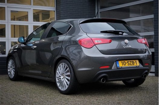 Alfa Romeo Giulietta - 1.7 TBi Quadrifoglio Verde 235PK-Leder-Schuifdak-Navigatie-LED-18''LMV - 1