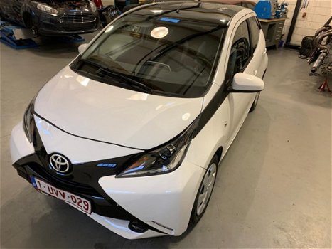 Toyota Aygo - 1.0 VVT-i x-play met lichte rechtervoorschade - 1