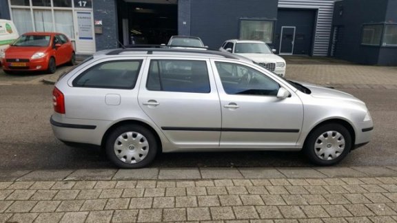 Skoda Octavia Combi - 1.6 Elegance - 1