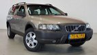 Volvo XC70 - 2.4 D5 Comfort Line Nederlandse auto YOUNGTIMER 240000km met leer navi pdc lekt verst s - 1 - Thumbnail