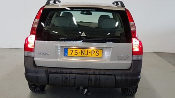 Volvo XC70 - 2.4 D5 Comfort Line Nederlandse auto YOUNGTIMER 240000km met leer navi pdc lekt verst s - 1