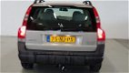 Volvo XC70 - 2.4 D5 Comfort Line Nederlandse auto YOUNGTIMER 240000km met leer navi pdc lekt verst s - 1 - Thumbnail