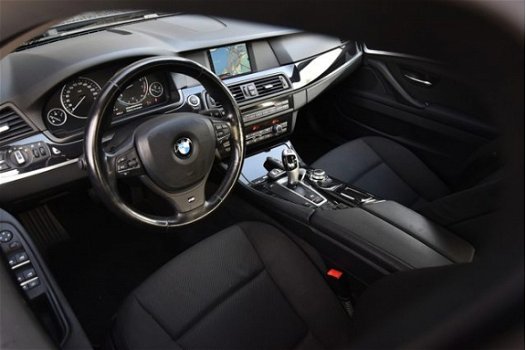 BMW 5-serie - 523 523i Executive met NAP I 6-cilinder I Navi I 19 inch wielen I M-stuur I - 1
