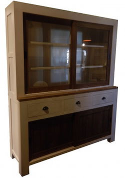 Strake witte kast greeploos met teak deuren vanaf 1.175,00
