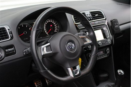 Volkswagen Polo - 1.2 TSI 90pk Highline R-Line / Panorama / Xenon / Navi / Trekhaak - 1