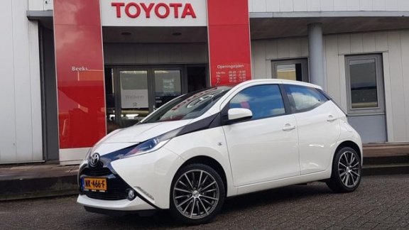 Toyota Aygo - 1.0 VVT-i x-play Automaat Navi l LMV l Parkeercamera - 1