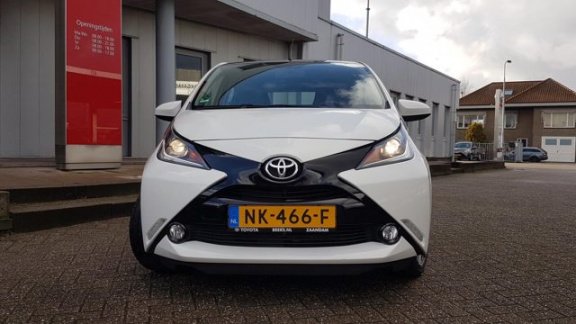 Toyota Aygo - 1.0 VVT-i x-play Automaat Navi l LMV l Parkeercamera - 1