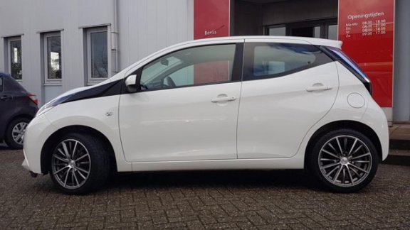 Toyota Aygo - 1.0 VVT-i x-play Automaat Navi l LMV l Parkeercamera - 1