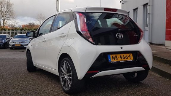 Toyota Aygo - 1.0 VVT-i x-play Automaat Navi l LMV l Parkeercamera - 1