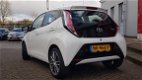 Toyota Aygo - 1.0 VVT-i x-play Automaat Navi l LMV l Parkeercamera - 1 - Thumbnail