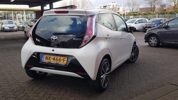 Toyota Aygo - 1.0 VVT-i x-play Automaat Navi l LMV l Parkeercamera - 1