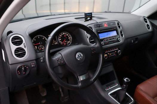 Volkswagen Tiguan - 2.0 TDI Track&Field 4-Motion 140PK 6-bak Clima Navi Stoelverw 2010 - 1