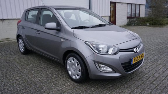 Hyundai i20 - 1.2i Business Edition in nieuwe staat - 1