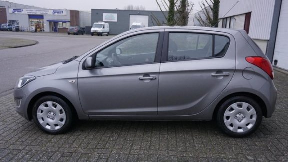 Hyundai i20 - 1.2i Business Edition in nieuwe staat - 1