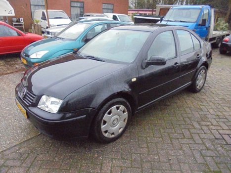 Volkswagen Bora - 1.9 TDI Trendline 4drs, bj99, geen airco, rijd goed, 2x rot voorscherm, deuk L.A, - 1