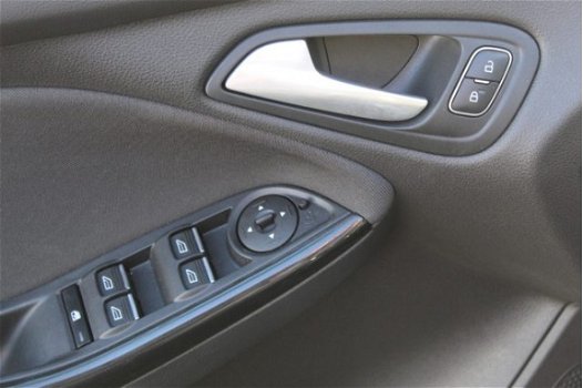 Ford Focus - 1.0 125pk Titanium 5 deurs - Sync 3 - Navigatie - Winterpack - 1